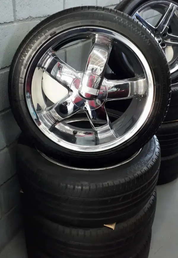 JOGO DE RODAS CROMADAS COM PNEUS ARO 20" 5X100/114